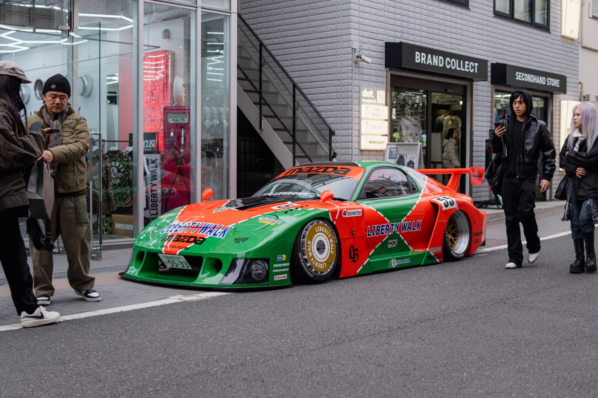 Liberty Walk FD RX7 in front of their Harajuku&nbsp;store